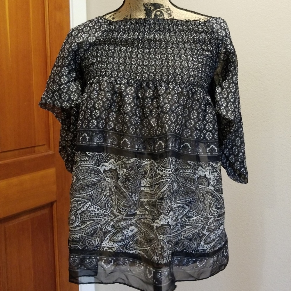 Kaidal flowy top